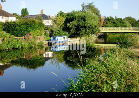 Shalford, Surrey, UK. 14. August 2016. Hohem Druck antizyklonalen Bedingungen beibehalten werden über den Home Counties sesshaften, warm und trocken Wetter bringen. Eine ruhige Szene über den Fluss Wey im Shalford, Surrey. Bildnachweis: James Jagger/Alamy Live News Stockfoto