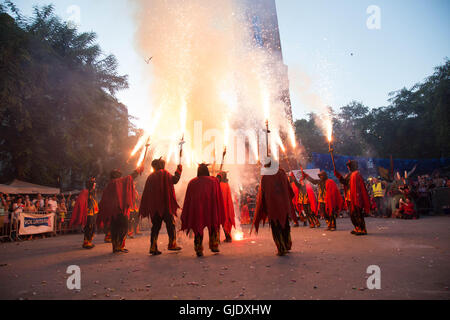 Gracia, Barcelona, Spanien. 15. August 2016. La Festa Gracia - Männer in Kostümen Beleuchtung Fackeln auf Platz am Festival und Verrechnung Feuerwerk. Bildnachweis: Ceridwen Hughes/Alamy Live-Nachrichten Stockfoto