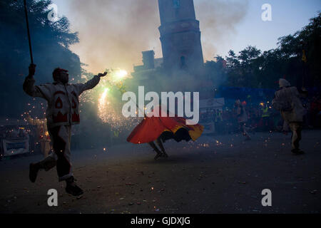 Gracia, Barcelona, Spanien. 15. August 2016. La Festa Gracia - Darsteller in Kostümen tanzen mit Fackeln auf Platz am Festival und Verrechnung Feuerwerk. Bildnachweis: Ceridwen Hughes/Alamy Live-Nachrichten Stockfoto