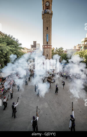 Barcelona, Spanien. 15. August 2016. "Trabucaires" schießen ihre Donnerbüchse Gewehre während "The Festa Major de Gracia", eines der größten und ältesten Sommerfestivals in Barcelona. Anwohner arbeiten das ganze Jahr ändern ihre jeweiligen Straßen in bunte und fantastische Orte, Tag und Nacht Aktivitäten während sieben Tagen in allen Arten und Formen mit fast 2 Millionen Besuchern Kredit anbieten: Matthias Oesterle/ZUMA Draht/Alamy Live News Stockfoto