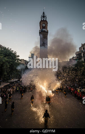 Barcelona, Spanien. 15. August 2016. Feuer-Bestien auf den Weg ihre Feuerwerkskörper während "The Festa Major de Gracia", eines der größten und ältesten Sommerfestivals in Barcelona. Anwohner arbeiten das ganze Jahr ändern ihre jeweiligen Straßen in bunte und fantastische Orte, Tag und Nacht Aktivitäten während sieben Tagen in allen Arten und Formen mit fast 2 Millionen Besuchern Kredit anbieten: Matthias Oesterle/ZUMA Draht/Alamy Live News Stockfoto