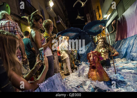 Barcelona, Spanien. 15. August 2016. Tausende Besucher passieren durch die Straßen am ersten Abend des "The Festa Major de Gracia", eines der größten und ältesten Sommerfestivals in Barcelona. Anwohner arbeiten das ganze Jahr ändern ihre jeweiligen Straßen in bunte und fantastische Orte, Tag und Nacht Aktivitäten während sieben Tagen in allen Arten und Formen mit fast 2 Millionen Besuchern Kredit anbieten: Matthias Oesterle/ZUMA Draht/Alamy Live News Stockfoto