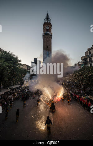 Barcelona, Spanien. 15. August 2016. Feuer-Bestien auf den Weg ihre Feuerwerkskörper während "The Festa Major de Gracia", eines der größten und ältesten Sommerfestivals in Barcelona. Anwohner arbeiten das ganze Jahr ändern ihre jeweiligen Straßen in bunte und fantastische Orte, Tag und Nacht Aktivitäten während sieben Tagen in allen Arten und Formen mit fast 2 Millionen Besuchern Kredit anbieten: Matthias Oesterle/ZUMA Draht/Alamy Live News Stockfoto