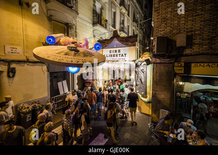 Barcelona, Spanien. 15. August 2016. Tausende Besucher passieren durch die Straßen am ersten Abend des "The Festa Major de Gracia", eines der größten und ältesten Sommerfestivals in Barcelona. Anwohner arbeiten das ganze Jahr ändern ihre jeweiligen Straßen in bunte und fantastische Orte, Tag und Nacht Aktivitäten während sieben Tagen in allen Arten und Formen mit fast 2 Millionen Besuchern Kredit anbieten: Matthias Oesterle/ZUMA Draht/Alamy Live News Stockfoto