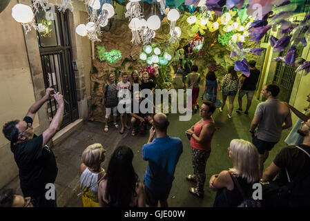 Barcelona, Spanien. 15. August 2016. Tausende Besucher passieren durch die Straßen am ersten Abend des "The Festa Major de Gracia", eines der größten und ältesten Sommerfestivals in Barcelona. Anwohner arbeiten das ganze Jahr ändern ihre jeweiligen Straßen in bunte und fantastische Orte, Tag und Nacht Aktivitäten während sieben Tagen in allen Arten und Formen mit fast 2 Millionen Besuchern Kredit anbieten: Matthias Oesterle/ZUMA Draht/Alamy Live News Stockfoto