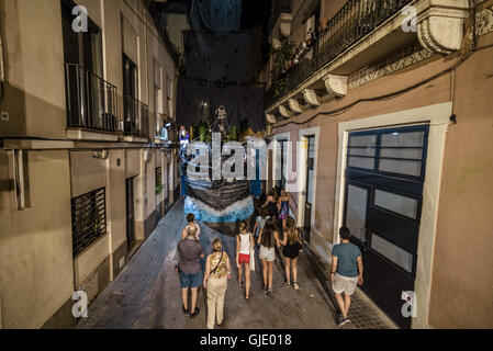 Barcelona, Spanien. 15. August 2016. Tausende Besucher passieren durch die Straßen am ersten Abend des "The Festa Major de Gracia", eines der größten und ältesten Sommerfestivals in Barcelona. Anwohner arbeiten das ganze Jahr ändern ihre jeweiligen Straßen in bunte und fantastische Orte, Tag und Nacht Aktivitäten während sieben Tagen in allen Arten und Formen mit fast 2 Millionen Besuchern Kredit anbieten: Matthias Oesterle/ZUMA Draht/Alamy Live News Stockfoto