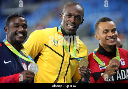 Rio De Janeiro, Brasilien. 15. August 2016. Silbermedaillengewinner Justin Gatlin (L-R) der USA, Goldmedaillengewinner Usain Bolt aus Jamaika und Andre de Grasse aus Kanada während der Siegerehrung nach Sonntag stellen die Herren 100 m Finale der Athletic, Track und Feld-Ereignisse während der Rio 2016 Olympischen Spiele im Olympiastadion in Rio De Janeiro, Brasilien, 15. August 2016. Foto: Michael Kappeler/Dpa/Alamy Live News Stockfoto