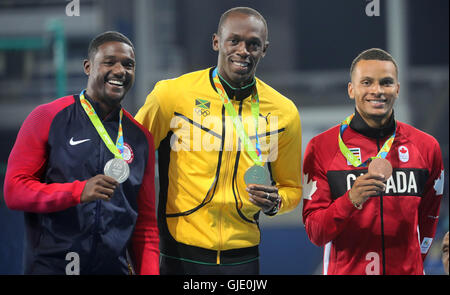 Rio De Janeiro, Brasilien. 15. August 2016. Silbermedaillengewinner Justin Gatlin (L-R) der USA, Goldmedaillengewinner Usain Bolt aus Jamaika und Andre de Grasse aus Kanada während der Siegerehrung nach Sonntag stellen die Herren 100 m Finale der Athletic, Track und Feld-Ereignisse während der Rio 2016 Olympischen Spiele im Olympiastadion in Rio De Janeiro, Brasilien, 15. August 2016. Foto: Michael Kappeler/Dpa/Alamy Live News Stockfoto