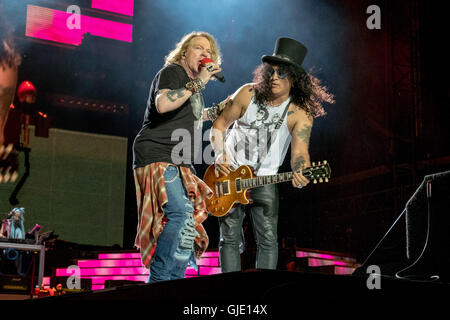 Chicago, Illinois, USA. 15. August 2016. AXL ROSE und SLASH von Guns N' Roses live Höchstleistungen Soldier Field während der nicht in dieser Lebenszeit Tour in Chicago, Illinois Credit: Daniel DeSlover/ZUMA Draht/Alamy Live News Stockfoto