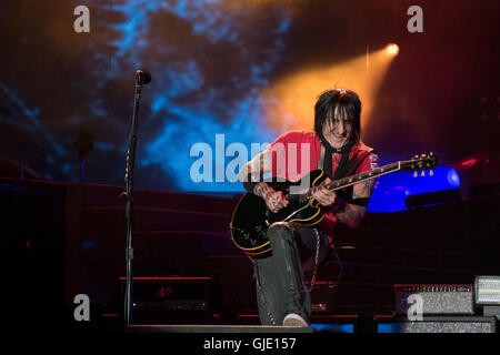 Chicago, Illinois, USA. 15. August 2016. RICHARD FORTUS von Guns N' Roses tritt während der nicht im Soldier Field in dieser Lebenszeit Tour in Chicago, Illinois Credit: Daniel DeSlover/ZUMA Draht/Alamy Live News Stockfoto