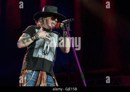 Chicago, Illinois, USA. 15. August 2016. AXL ROSE von Guns N' Roses tritt während der nicht im Soldier Field in dieser Lebenszeit Tour in Chicago, Illinois Credit: Daniel DeSlover/ZUMA Draht/Alamy Live News Stockfoto