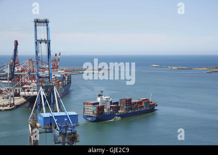 Keelung, Taipei, Taiwan. 16. August 2016. Containerschiff Lantau Brise orientiert sich aus Keelung Harbor, begleitet von einem Schlepper. Das Schiff machte eine Ladung, die während einer Reise von Nagoya, Japan nach Taiwans größter Containerhafen in Kaohsiung in Keelung zu stoppen. Hafen von Keelung in Taiwan ist der nördlichste Hafen und kümmert sich mehr als 12 Millionen Tonnen Fracht pro Monat. © Craig Ferguson/ZUMA Draht/Alamy Live-Nachrichten Stockfoto