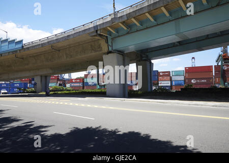 Keelung, Taipei, Taiwan. 16. August 2016. See-Container gestapelt neben dem Straßen rund um den Hafen von Keelung zu sehen. Hafen von Keelung in Taiwan ist der nördlichste Hafen und kümmert sich mehr als 12 Millionen Tonnen Fracht pro Monat. © Craig Ferguson/ZUMA Draht/Alamy Live-Nachrichten Stockfoto