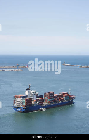 Keelung, Taipei, Taiwan. 16. August 2016. Containerschiff Lantau Brise orientiert sich aus Keelung Harbor, begleitet von einem Schlepper. Das Schiff machte eine Ladung, die während einer Reise von Nagoya, Japan nach Taiwans größter Containerhafen in Kaohsiung in Keelung zu stoppen. Hafen von Keelung in Taiwan ist der nördlichste Hafen und kümmert sich mehr als 12 Millionen Tonnen Fracht pro Monat. © Craig Ferguson/ZUMA Draht/Alamy Live-Nachrichten Stockfoto