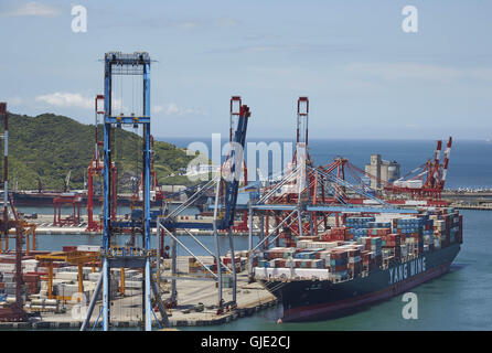 Keelung, Taipei, Taiwan. 16. August 2016. Containerschiff YM Einstimmigkeit gesehen angedockt an seinen Heimathafen in Keelung nach einer Reise von Busan, Korea. Hafen von Keelung in Taiwan ist der nördlichste Hafen und kümmert sich mehr als 12 Millionen Tonnen Fracht pro Monat. © Craig Ferguson/ZUMA Draht/Alamy Live-Nachrichten Stockfoto