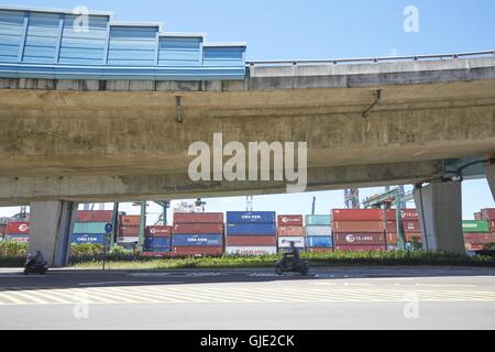 Keelung, Taipei, Taiwan. 16. August 2016. See-Container gestapelt neben dem Straßen rund um den Hafen von Keelung zu sehen. Hafen von Keelung in Taiwan ist der nördlichste Hafen und kümmert sich mehr als 12 Millionen Tonnen Fracht pro Monat. © Craig Ferguson/ZUMA Draht/Alamy Live-Nachrichten Stockfoto