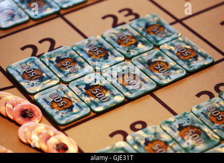 Dortmund, Deutschland. 16. August 2016. Chips auf dem Roulettetisch an der Spielbank Hohensyburg Casino in Dortmund, Deutschland, 16. August 2016. Die Westdeutsche Spielbanken (Westspiel) Casinos in Nordrhein-Westfalen und Bremen lancieren eine Werbe-Kampagne mit mehr spielen und größeren Jackpots. Foto: OLIVER BERG/DPA/Alamy Live-Nachrichten Stockfoto