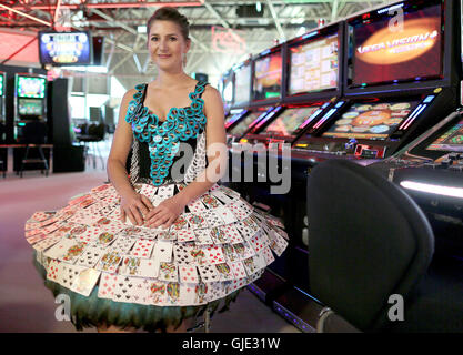 Dortmund, Deutschland. 16. August 2016. Ein Mitarbeiter trägt ein Kleid mit Chips und Spielkarten in der Spielbank Hohensyburg Casino in Dortmund, Deutschland, 16. August 2016. Die Westdeutsche Spielbanken (Westspiel) Casinos in Nordrhein-Westfalen und Bremen lancieren eine Werbe-Kampagne mit mehr spielen und größeren Jackpots. Foto: OLIVER BERG/DPA/Alamy Live-Nachrichten Stockfoto
