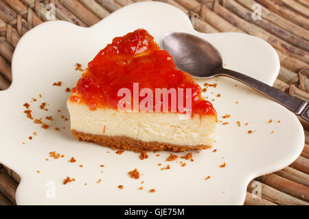 Käsekuchen mit brasilianischen Goiabada Marmelade der Guave auf Platte auf Holztisch. Selektiven Fokus Stockfoto