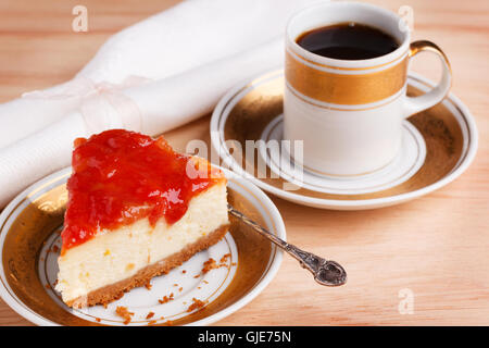 Käsekuchen mit brasilianischen Goiabada Marmelade der Guave auf Weißgold Vintage Teller mit Kaffee. Selektiven Fokus Stockfoto