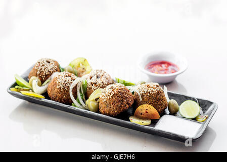 Kichererbse Falafel traditionelle orientalische Speisen Snack Platte Starter-set Stockfoto