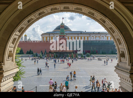 Moskau, Russland - 7. Juli 2016: Die Menschen gehen vor Lenins Mausoleum auf dem Roten Platz. Blick aus dem Bogen der Kaugummi Stockfoto