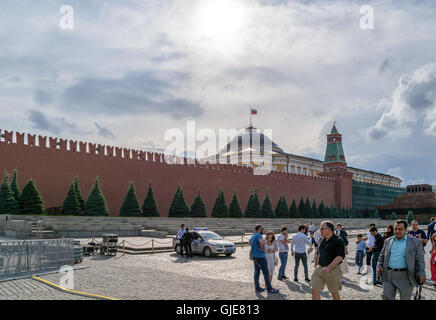 Moskau, Russland - 7. Juli 2016: Polizisten mit einem Auto im Dienst in der Nähe der Kremlmauer auf dem Roten Platz, an dem die Menschen gehen Stockfoto