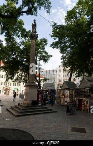 Eine Reihe von Souvenirständen in Frantiskanske Nam (Frantiskanske Platz) in der Altstadt von Bratislava, Bratislava in der Slowakei. Stockfoto