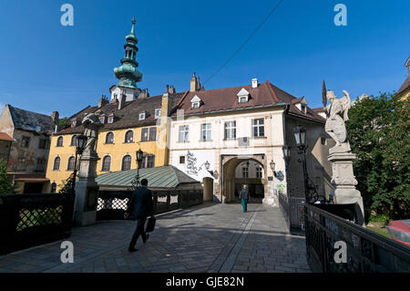 Michalska Ulica,) Michalska Straße) und der Turm der St. Michael Tor, Altstadt von Bratislava, Bratislava, Slowakei Stockfoto