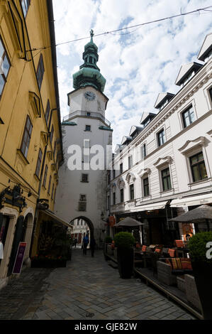 Michalska Ulica (Michalska Straße) Freiluftrestaurants und Saint Michael Torturm in Bratislava Altstadt gesäumt, Stockfoto