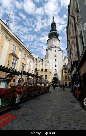 Michalska Ulica (Michalska Straße) ausgekleidet mit Open-Air-Restaurants und Saint Michael-Tor in der Altstadt von Bratislava, Bratis Stockfoto