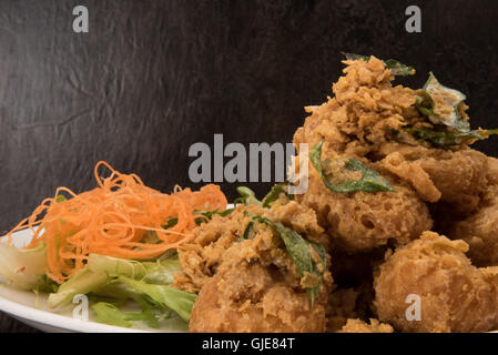 Frittierte Garnelen in knusprigem Teig und ei Glasschlacke Stockfoto