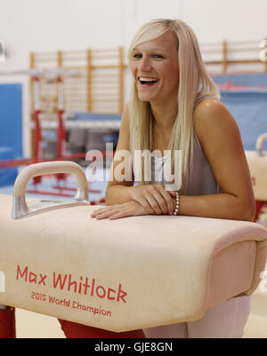 Gymnastik Trainer Leah Hickton, der Verlobten von Team GB Doppel Olympiasieger Max Whitlock in Basildon Sporting Village Leisure Centre in Essex ist. Stockfoto
