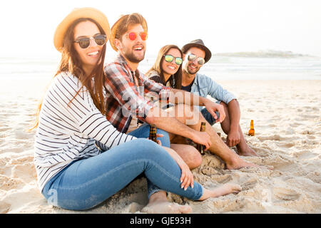 Freunde am Strand und genießen Sie den Sommer Stockfoto