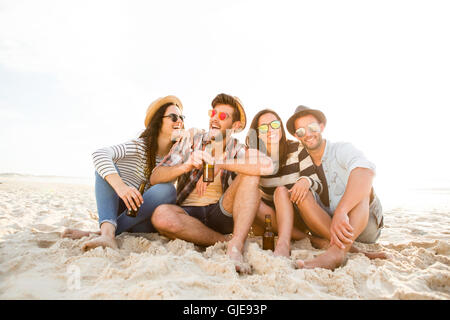 Freunde am Strand und genießen Sie den Sommer Stockfoto
