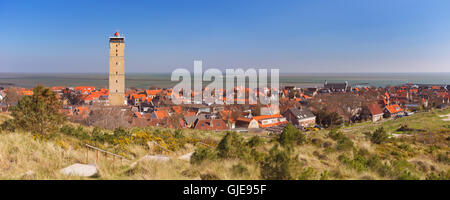 West-Terschelling Dorf mit dem Leuchtturm Brandaris auf der Insel Terschelling in den Niederlanden auf eine helle und sonnige d Stockfoto