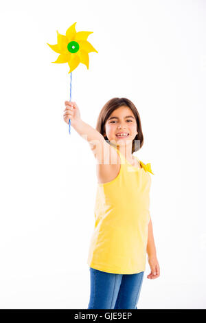 Kleine Mädchen spielen mit einem Spielzeug-Windmühle Stockfoto