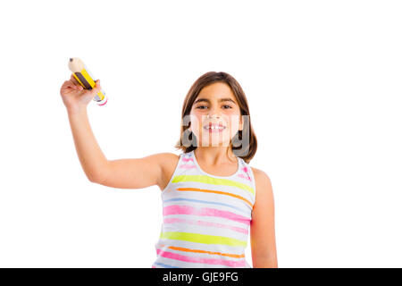 Schöne junge Mädchen halten einen großen Stift und schreiben etwas über eine Glaswand Stockfoto