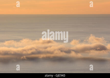 Atlantischen Ozean. Wolkenbank bei Sonnenaufgang. Acadia Nationalpark in Maine, USA. Stockfoto