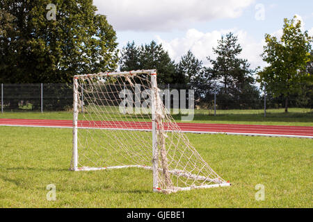 Kleiner Fußball Tore für das Training auf der grünen Wiese Stockfoto