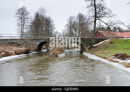 alten Stonebridge über dem kalten Wasser ein grauer Tag im zeitigen Frühjahr Stockfoto