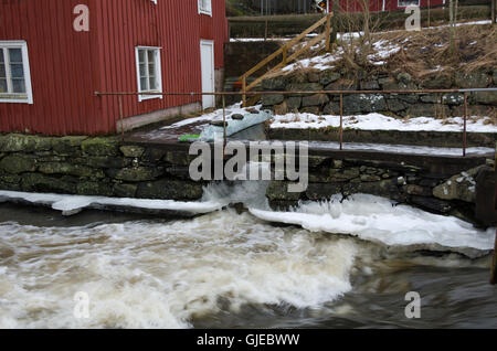 alten Stonebridge über dem kalten Wasser ein grauer Tag im zeitigen Frühjahr Stockfoto