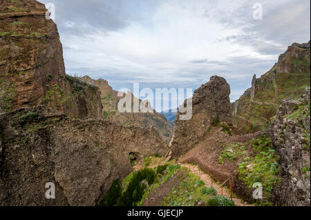 Wanderweg in den Rocky Mountains von Madeira. Stockfoto