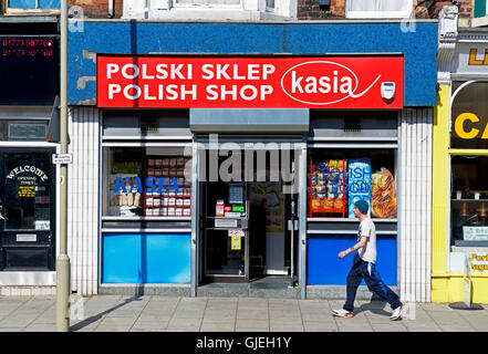 Mann zu Fuß vorbei an polnischen Shop in Scarborough, North Yorkshire, England, UK Stockfoto