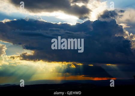 Dramatischer Himmel mit dunklen Gewitterwolken Provence Frankreich Stockfoto