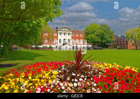 Rathaus und Gärten in Warrington, Cheshire. Stockfoto