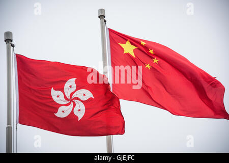 Hong Kong, Hong Kong SAR,China.15th Dezember 2015 Hong Kong (L) Flagge und die Flagge der China fliegen gemeinsam Stockfoto