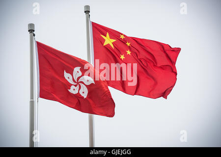 Hong Kong, Hong Kong SAR,China.15th Dezember 2015 Hong Kong (L) Flagge und die Flagge der China fliegen gemeinsam Stockfoto