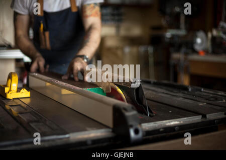 Individuelle Möbel Handwerker schneidet Holz mit Säge. Stockfoto