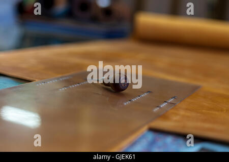 Buchbinder-Tool und gestreckten Roll aus Leder. Stockfoto